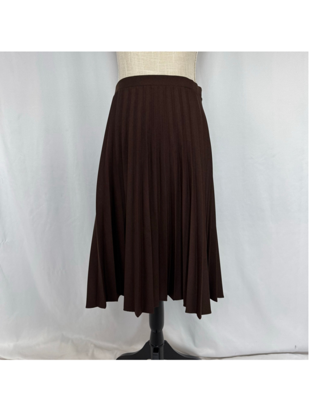 Vintage Brown Pleated Midi Skirt
Women’s sz 14 or Large Trissi Sport A-line